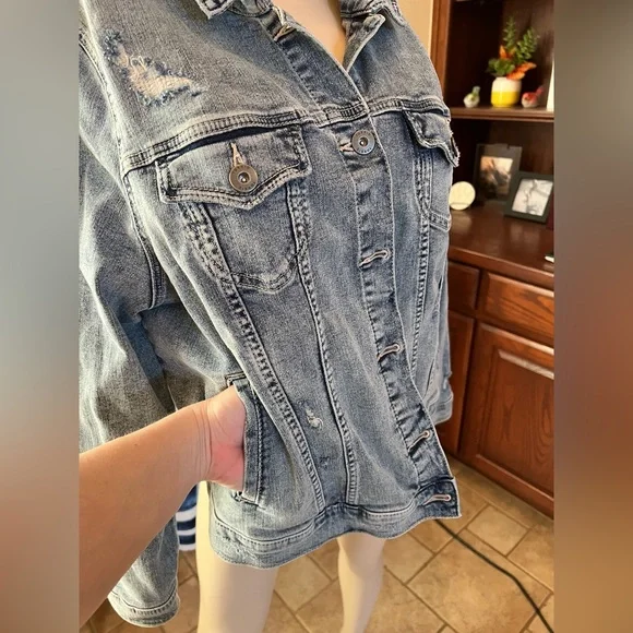 Torrid Distressed Jean Jacket NWOT Size 2 - Picture 7 of 14
